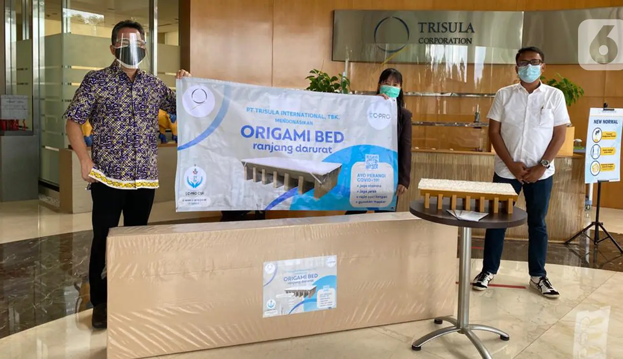 Direktur Utama PT. Trisula International (TRIS) Tbk Santoso Widjojo, Manager Humas RS Ukrida Fannie dan Direktur PT SehatQ Harsana Emedika saat mendonasikan kebutuhan medis berupa ranjang darurat di Trisula Center, Jakarta, Selasa (2/3/2020). (Liputan6.com/Pool)