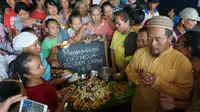 Para pedagang dan buruh gendong di Pasar Legi, Solo menggelar bancakan untuk syukurankelhairan cucu kedua Presiden Jokowi.(Liputan6.com/Fajar Abrori)