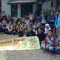 Para peserta tur Jejak Freemansory di Bandung yang diselenggarakan Komunitas Aleut berfoto bersama Soejati (90), sosok yang mengenal dan mengetahui jejak Freemason di Bandung. (Liputan6.com/Huyogo Simbolon)