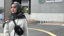 Tak hanya cantik, istri Razi Bawazier ini terbilang pandai memadupadankan busana. Ketika berlibur, Vebby Palwinta tampil dengan outfit yang kekinian. Kali ini ia tampil memesona dengan kemeja polos yang dipadukan dengan hijab motif. (Liputan6.com/IG/@vebbypalwinta)