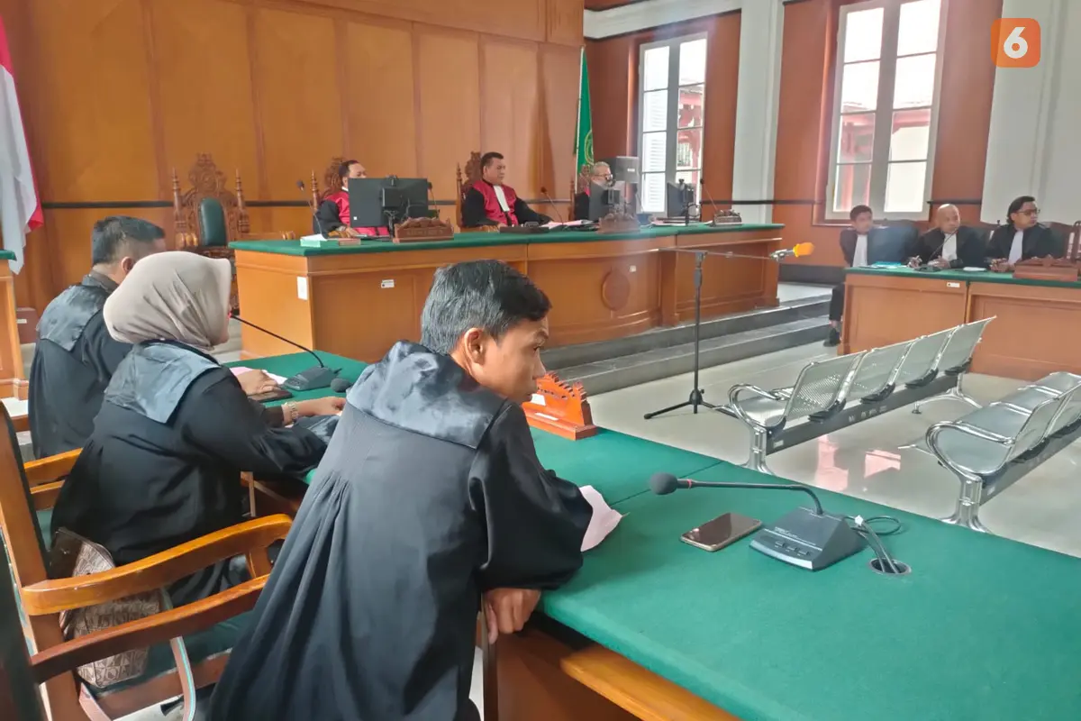 Sidang kasus korupsi PDAM digelar daring (Liputan6.com/Eka Hakim)