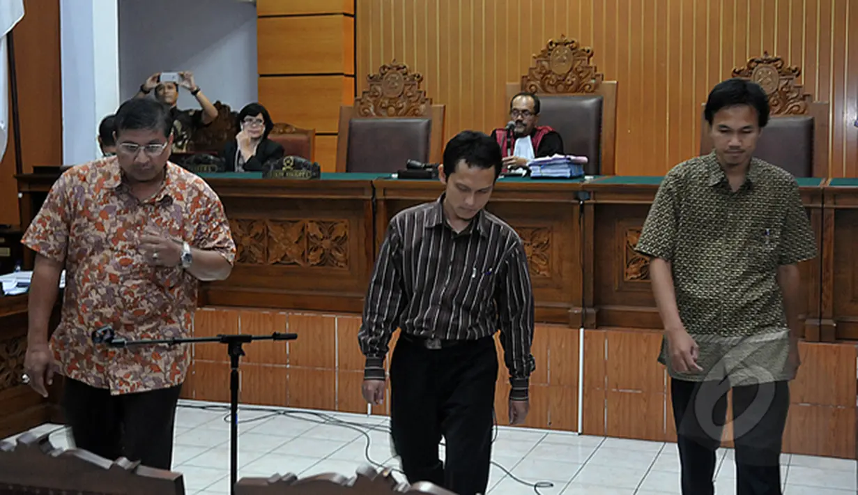 Mantan pegawai KPK dari BPKP Anhar Darwis (kiri) dua pegawai KPK Dimas Adiputra (tengah) dan Wahyu Dwi Raharjo (kanan) menjadi saksi Fakta pada Praperadilan Komjen Budi Gunawan di pengadilan Negeri Jakarta Selatan, (13/02/2015). (Liputan6.com/Johan Tallo)