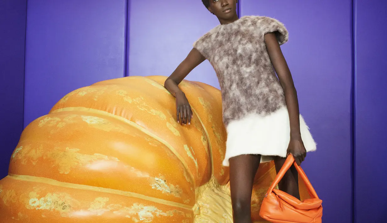 Anthea Hamilton’s Giant Pumpkins,2022 hadir dalam campaign dan telah dibuat oleh seniman bekerja sama dengan LOEWE dari material kulit. Bentuknya yang besar, lembut, dan mengundang sentuhan. Kemungkinan untuk berbaring di konturnya yang empuk, dengan potensi surealis danhumor, tetapi juga penuh dengan keindahan. Seru! /Foto dok LOEWE.