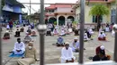 Umat muslim melaksanakan salat Idul Fitri dengan mengenakan masker di halaman Masjid Yakaniah, Narathiwat, Thailand, Minggu (24/5/2020). Idul Fitri tahun ini dirayakan umat muslim seluruh dunia di tengah pandemi virus corona COVID-19. (Madaree TOHLALA/AFP)