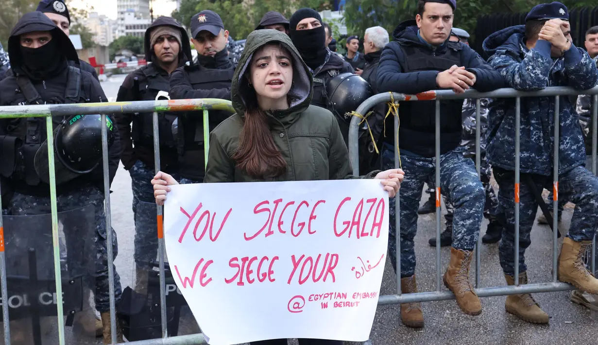 Pasukan keamanan Lebanon menutup jalan menuju kedutaan besar Mesir di Beirut dalam sebuah protes menentang penutupan perbatasan Rafah antara Mesir dan Jalur Gaza, pada 19 Februari 2024. (ANWAR AMRO/AFP)