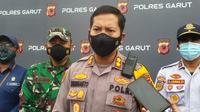Kapolres Garut AKBP Wirdhanto Hadicaksono mengatakan, pelaksanaan operasi Patuh Lodaya mengenai keselamatan berlalu lintas 2022, lebih memprioritaskan peringatan secara humanis pentingnya menjaga keamanan, dan ketertiban berlalu lintas. (Liputan6.com/Jayadi Supriadin)