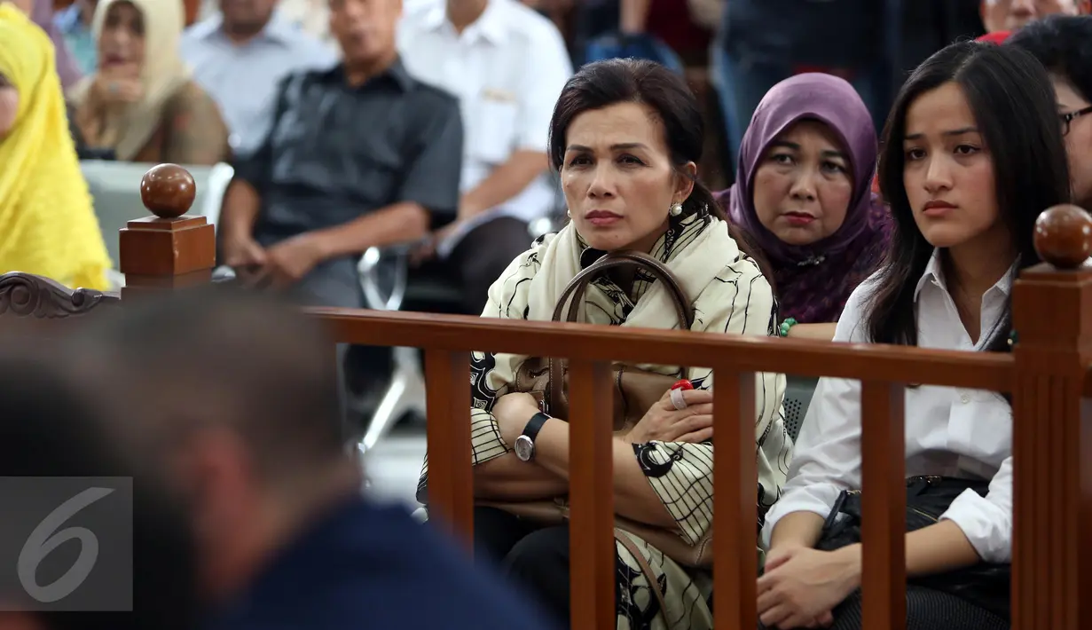 Istri Irman Gusman, Liestyana Gusman menyimak sidang perdana praperadilan mantan ketua DPD RI di PN Jaksel, Selasa (18/10). Sidang praperadilan perdana Irman Gusman harus ditunda karena KPK sebagai pihak termohon tidak datang. (Liputan6.com/Helmi Afandi)