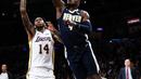 Aksi pemain Denver Nuggets, Paul Millsap (kanan) melakukan lay up melewati adangan pemain Lakers, Brandon Ingram pada laga NBA basketball game di Staples Center, Los Angeles, (19/11/2017). Lakers menang 127-109. (AP/Ringo H.W. Chiu)