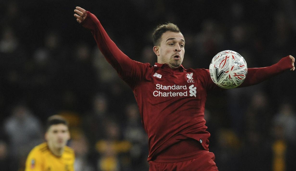 Gelandang Liverpool, Xherdan Shaqiri, mengontrol bola saat melawan Wolverhampton Wanderers pada laga Piala FA di Stadion Molineux, Senin (7/1). Liverpool takluk 1-2 dari Wolverhampton Wanderers. (AP/Rui Vieira)