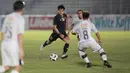 Pemain Timnas Indonesia, Kadek Agung, melepaskan tendangan saat melawan Bali United pada laga uji coba di Stadion Madya, Jakarta, Minggu (7/3/2021). Indonesia menang dengan skor 3-1. (Bola.com/ Ikhwan Yanuar Harun)