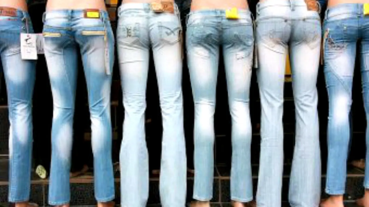 Wanita Ini Pingsan Karena Celana Jins Ketat (STOK MINGGU)