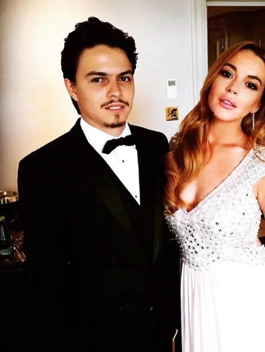 "Dia baru saja mencekik saya. Dia hampir membunuhku,"ujar Lindsay, sembari berteriak kencang dan meminta pertolongan pada tetangga. Bahkan, salah satu tetangga Lindsay merekam kejadian tersebut di kamera ponsel. (Instagram/Bintang.com)