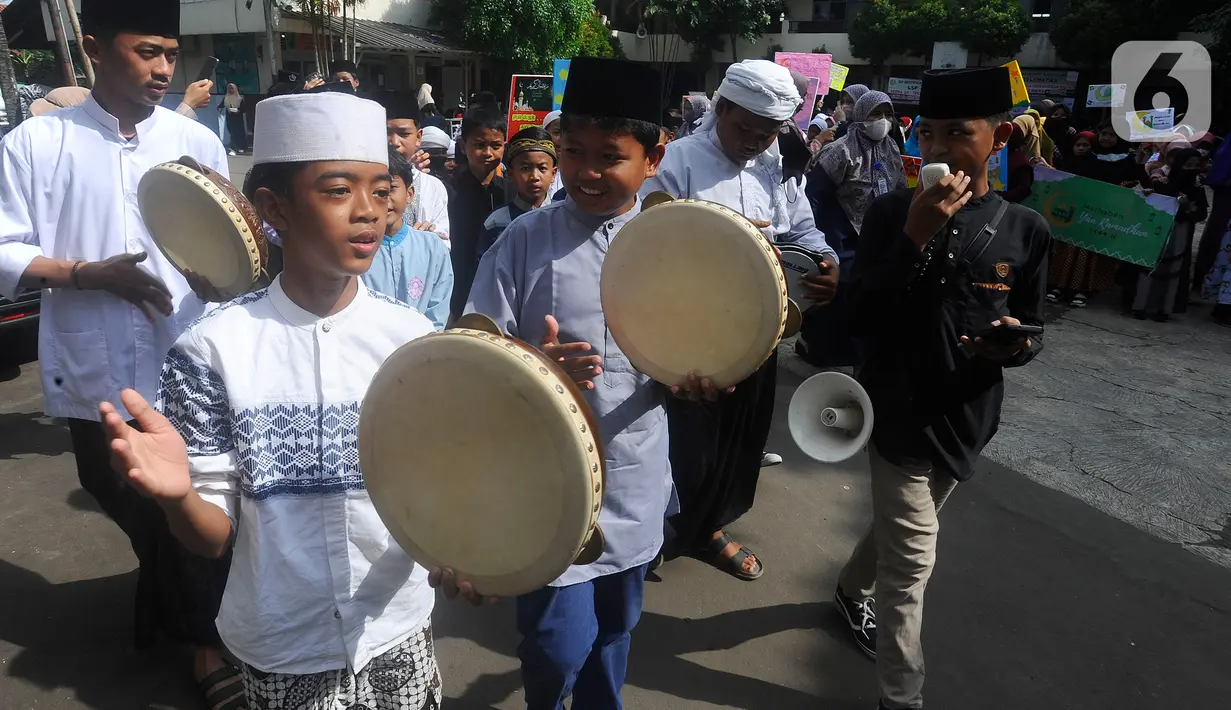 Para murid membawa spanduk serta selebaran berisikan seruan berpuasa.  (merdeka.com/ Arie Basuki)