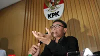 Plt Pimpinan KPK Johan Budi SP saat menggelar jumpa pers di Gedung KPK, Jakarta, Selasa (1/12/2015), terkait operasi tangkap tangan terhadap 2 anggota DPRD Banten. (Liputan6.com/Helmi Afandi)