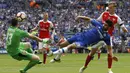 Striker Chelsea, Diego Costa (tengah) melepaskan tendangan yang masih mampu dimentahkan kiper Arsenal, David Ospina pada laga final Piala FA 2016/2017 di Wembley Stadium, London (27/5/2017). Setelah didatangkan Chelsea dari Atletico Madrid pada tengah musim 2014/2015, Diego Costa dijual kembali ke Atletico Madrid pada tengah musim 2017/2018 senilai 60 juta euro atau kini setara Rp986 miliar. (AFP/Ian Kington)