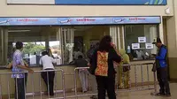 Calon penumpang maskapai Lion Air yang berada di Bandara Juanda juga harus menunggu hampir 2 jam.