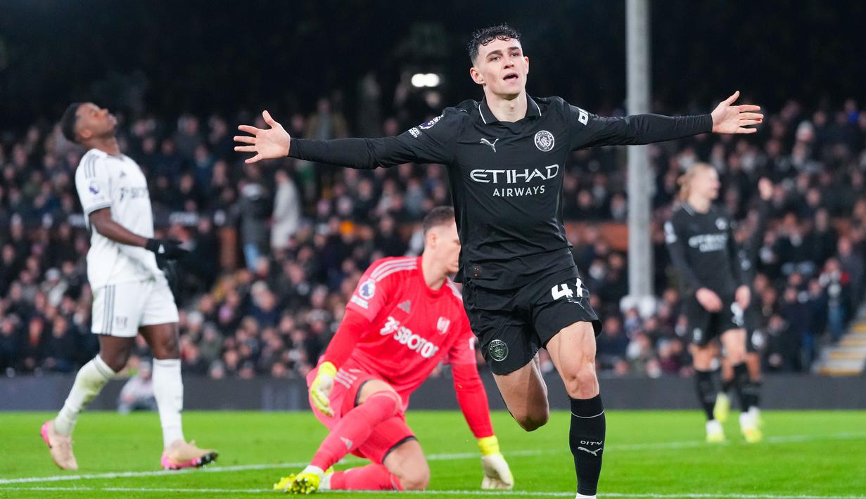 Pemain Manchester City, Phil Foden, melakukan selebrasi setelah mencetak gol ke gawang Fulham  dalam laga pekan ke-14 Premier League 2025/2026 yang berlangsung Rabu (3/11/2025) dini hari WIB di Craven Cottage. (Bradley Collyer/PA via AP)
