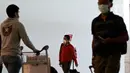 Calon penumpang pesawat menggunakan masker pelindung saat berada di Pintu Kedatangan Terminal 3 Ultimate Bandara Soekarno Hatta, Tangerang, Jumat (31/1/2020). Hal itu dilakukan sebagai antisipasi penularan dan penyebaran virus corona (2019-nCov). (Liputan6.com/Johan Tallo)