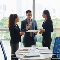 Ilustrasi berdiri, meeting, rapat, diskusi. (Image by pressfoto on Freepik)