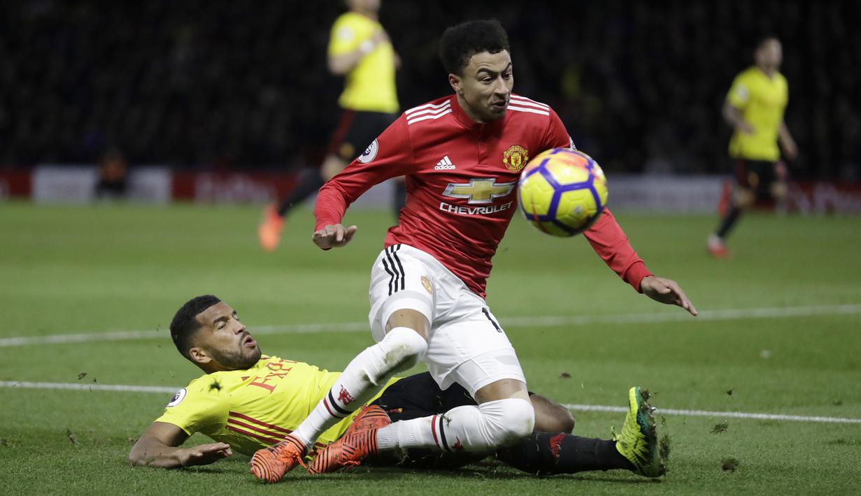 Pemain Watford, Adrian Mariappa (kiri) menghalau bola dari kaki pemain Manchester United, Jesse Lingard pada lanjutan Premier League di Vicarage Road stadium, Watford, (28/11/2017). MU menang 4-2. (AP/Matt Dunham)