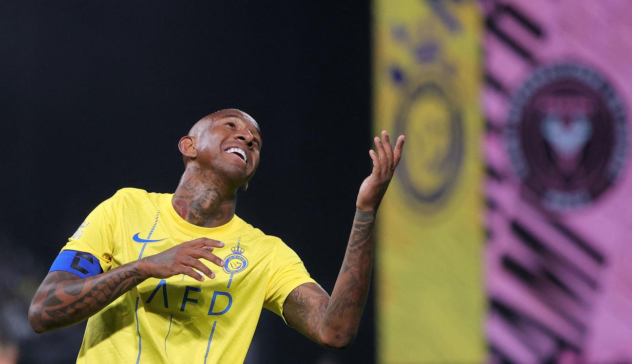 Pemain Al-Nassr, Talisca melakukan selebrasi setelah mencetak gol ke gawang Inter Miami pada laga persahabatan di Kingdom Arena Stadium, Riyadh, Arab Saudi, Jumat (02/02/2024) dini hari WIB. (AFP)