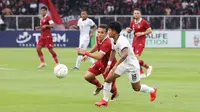 Pemain Timnas Indonesia,&nbsp;Egy Maulana Vikri&nbsp;berebut bola dengan pemain Kamboja dalam laga Grup A Piala AFF 2022 di Stadion Utama Gelora Bung Karno, (SUGBK), Jumat (23/12/2022). (Bola.com/M Iqbal Ichsan)