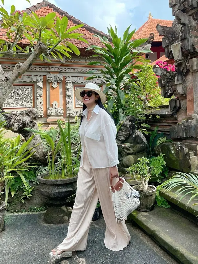7 Potret Seru Liburan Nindy Ayunda di Bali, Tetap Stylish