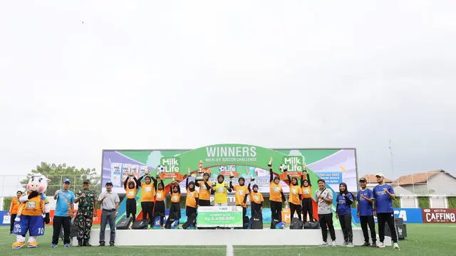 Tim SDUT Bumi Kartini Jepara kembali mengamankan posisinya di puncak podium perebutan gelar juara MilkLife Soccer Challenge Kudus 2025. (Liputan6.com/ist)