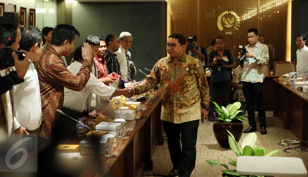 Wakil Ketua DPR Fadli Zon bersalaman dengan sejumlah pengurus keluarga besar HMI di ruang rapat pimpinan DPR di Komplek Parlemen, Senayan, Jakarta, Jumat (11/11). Pertemuan tersebut membahas penangkapan  sejumlah aktivis HMI. (Liputan6.com/Johan Tallo)