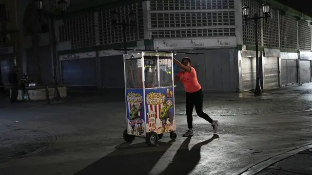 FOTO: Potret Kehidupan Malam di Pusat Kota Caracas Venezuela