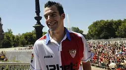 Pemain baru Sevilla, Alvaro Negredo Sanchez tersenyum saat presentasi di Spain's Square, Sevilla, 21 Agustus 2009. AFP PHOTO / CRISTINA QUICLER 