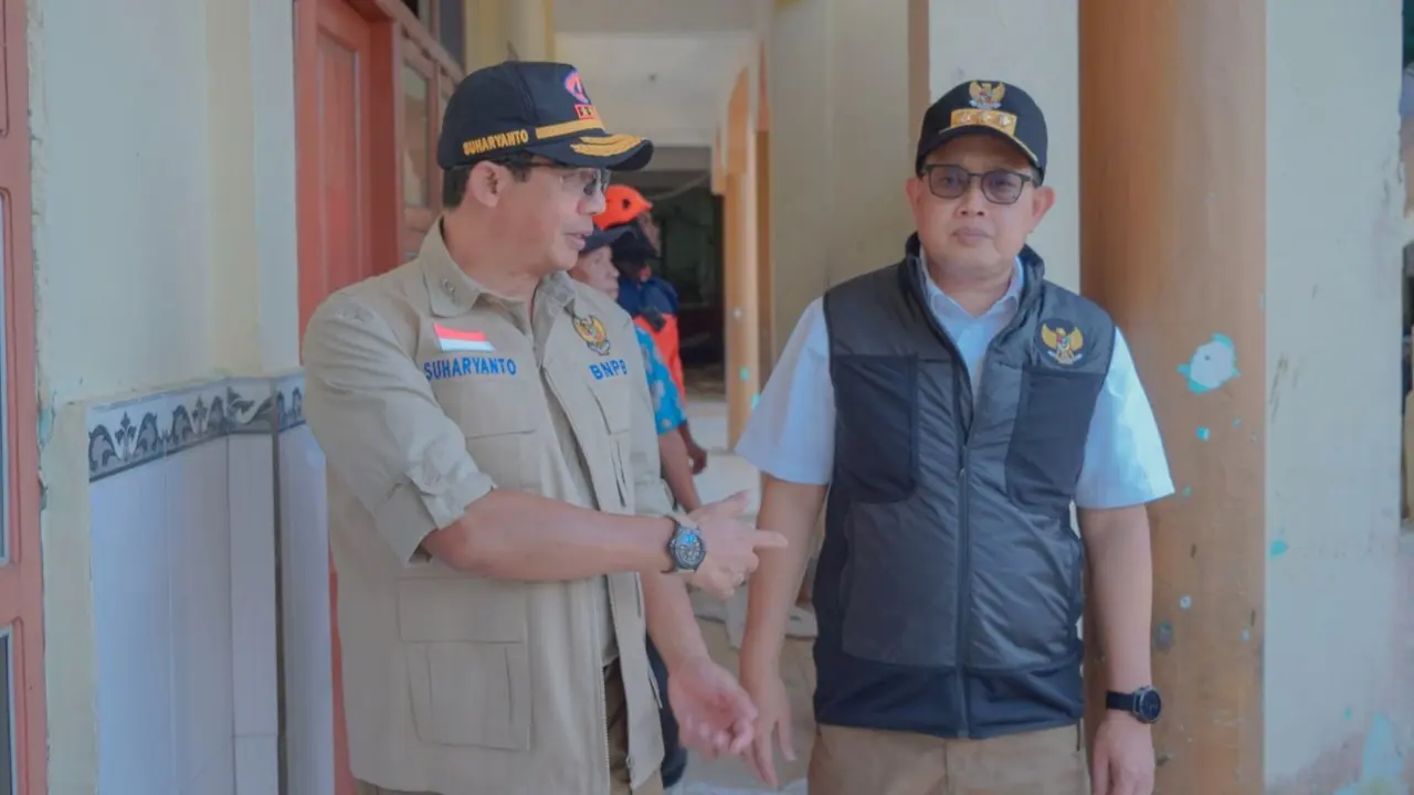 Kepala Badan Nasional Penanggulangan Bencan (BNPB) Letjen TNI Suharyanto meninjau Pulau Bawean, Kabupaten Gresik, Jawa Timur pada Minggu 24 Maret 2024.