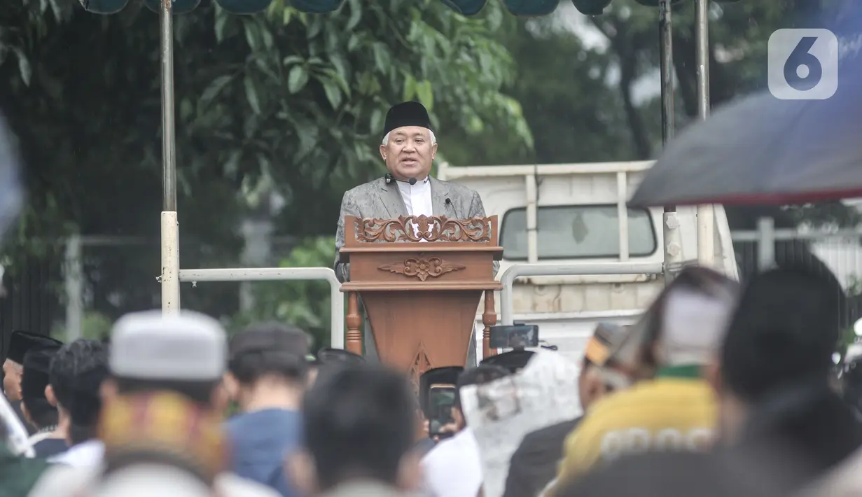 Tokoh Muhammadiyah, Din Syamsuddin saat menjadi khotib dalam Salat Idul Fitri 1444 H di halaman Jakarta International Equestrian Park, Pulomas, Jakarta Timur, Jumat (21/4/2023). (merdeka.com/Iqbal S Nugroho)