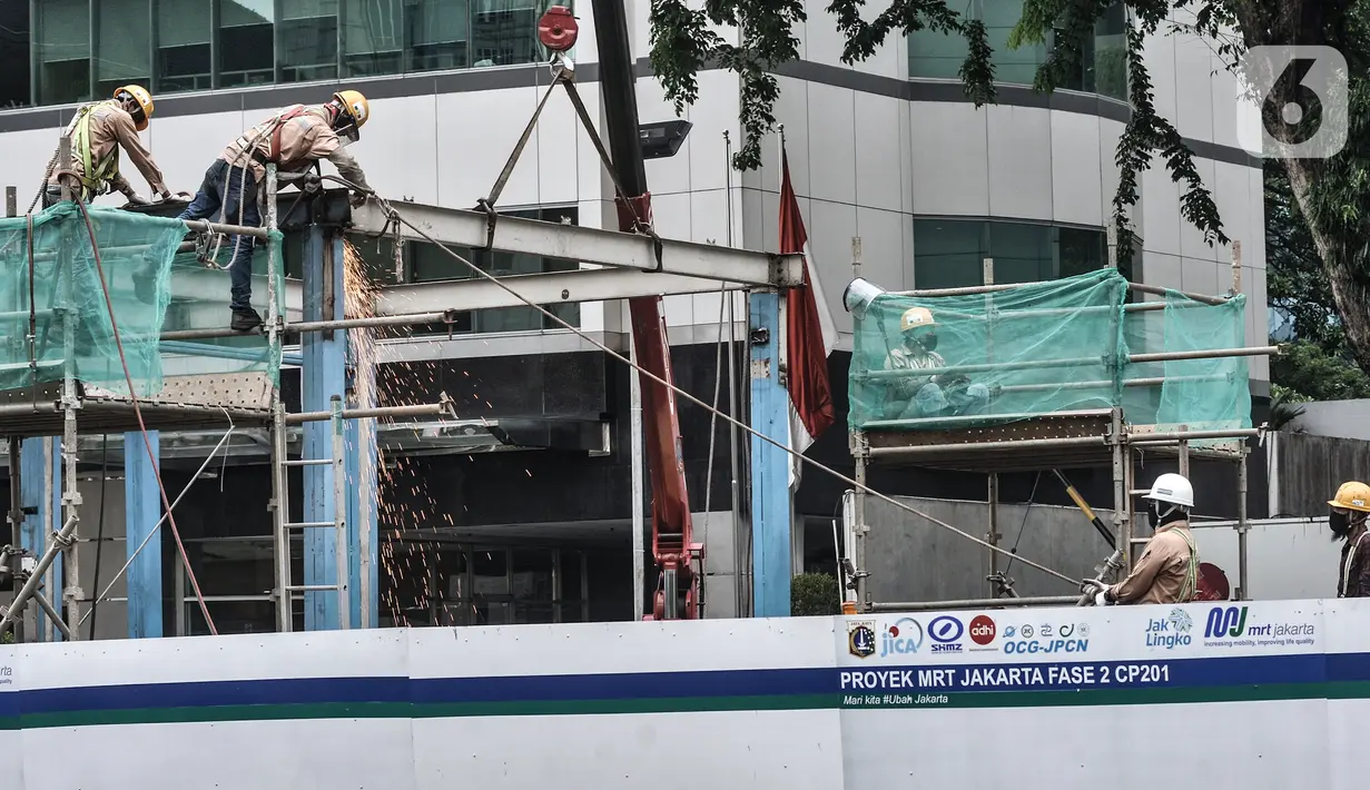 Para pekerja menyelesaikan pembongkaran Halte Transjakarta Bank Indonesia di Jalan MH Thamrin, Jakarta, Senin (18/1/2021). Halte tersebut dibongkar untuk kelanjutan proyek MRT Fase 2 CP201 rute Bundaran HI-Harmoni yang ditargetkan rampung pada Maret 2025. (merdeka.com/Iqbal S. Nugroho)