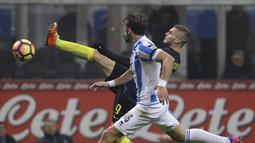 Aksi pemain nter Milan, Mauro Icardi (kanan) saat berebut bola dengan pemain Pescara, Guglielmo Stendardo pada laga lanjutan Serie A di  Giuseppe Meazza stadium, Milan (28/1/2017). Inter menang 3-0.  (AP /Luca Bruno)