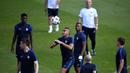 Dimitri Payet  mencoba menyundul bola pada sesi latihan bersama timnas Prancis di Clairefontaine-en-Yvelines, Paris, (9/7/2016). (AFP/Franck Fife)