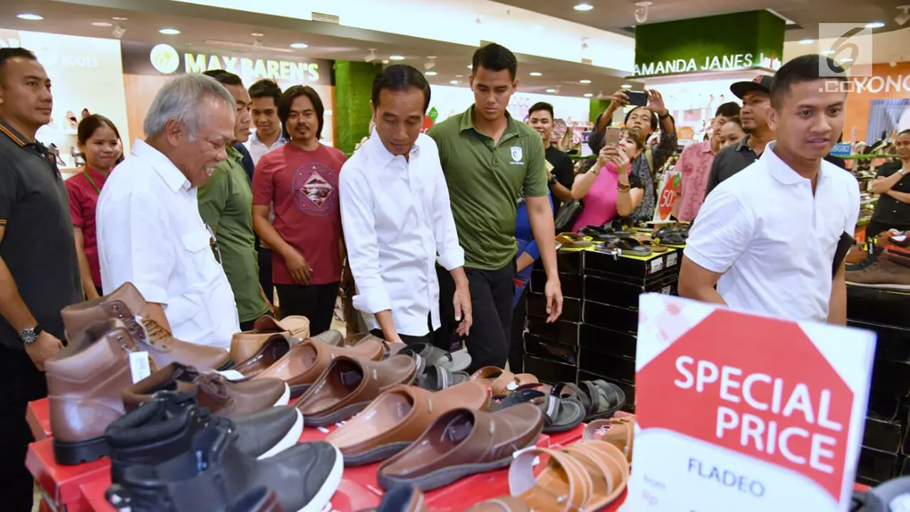 Belanja ke Mal, Jokowi Jadi Rebutan Swafoto Warga Palembang