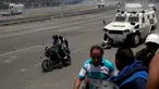 Seorang pengunjuk rasa pendukung oposisi, Luis Alejandro (26) terjatuh saat ditabrak kendaraan taktis Garda Nasional Venezuela di luar pangkalan militer 'La Carlota' di Caracas, Venezuela (30/4/2019). Luis ditabrak oleh tentara yang menghalau aksi demonstrasi tersebut. (Reuters/Ueslei Marcelino)