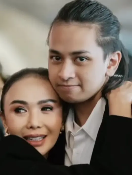 Untuk makeup, Yuni Shara mengaplikasikan eye shadow coklat pada riasan matanya, serasi dengan lipstik nude matte.  [@yunishara36]
