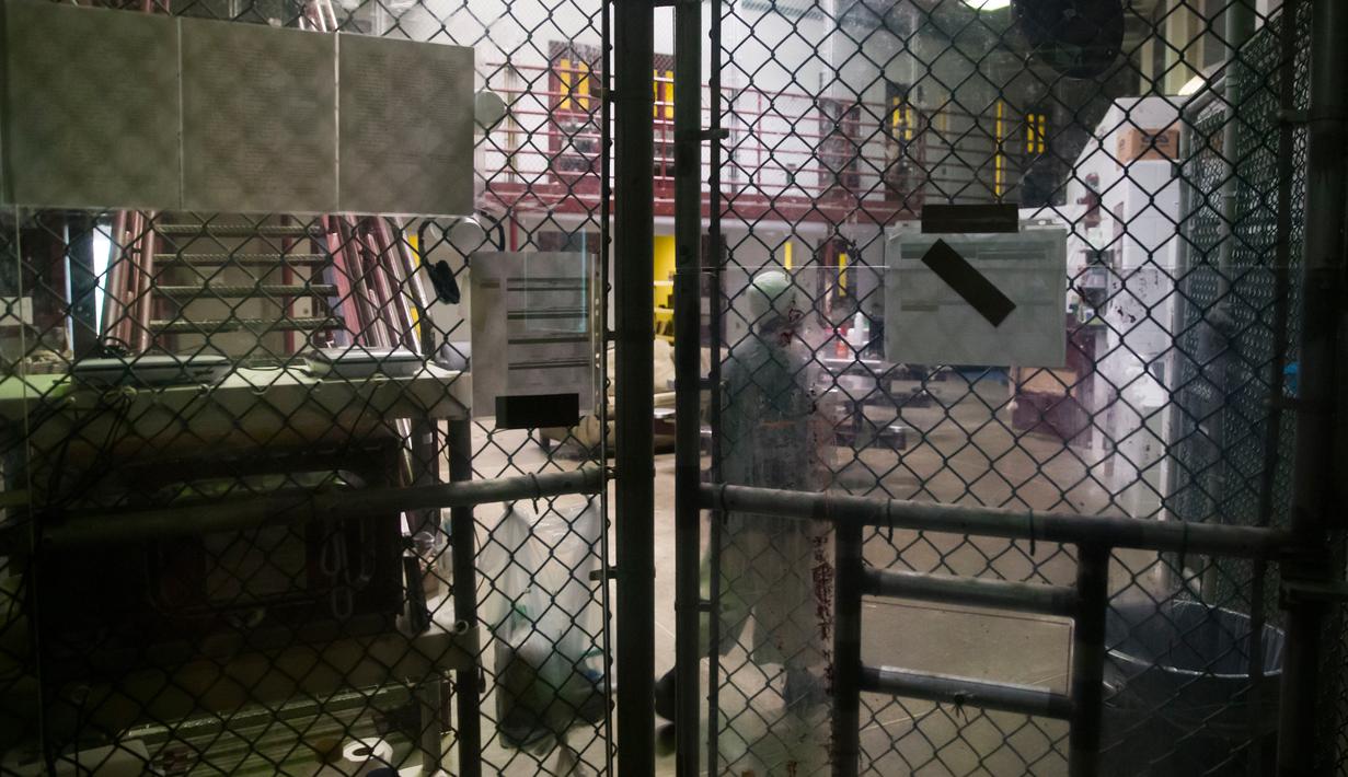 Seorang tahanan berjalan dalam penjara Camp VI Pangkalan Angkatan Laut Teluk Guantanamo, Kuba, Rabu 17 April 2019. Banyak mantan napi Guantanamo yang mengatakan kalau tempat ini adalah neraka. (AP Photo/Alex Brandon)
