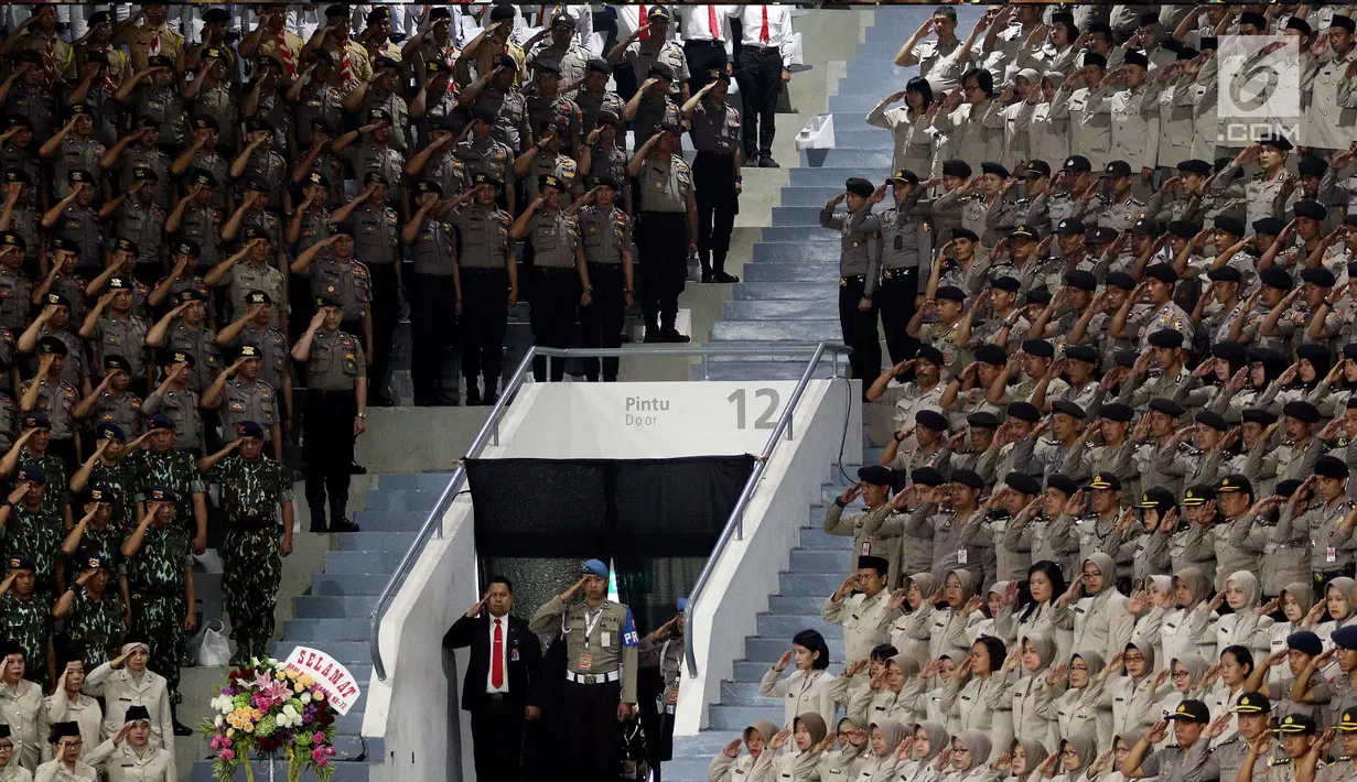 Anggota kepolisian berbagai kesatuan memberi hormat pada upacara peringatan HUT ke-72 Bhayangkara di Istora Senayan, Jakarta, Rabu (11/7). Dalam acara tersebut, Presiden  Joko Widodo (Jokowi) bertindak sebagai inspektur upcara. (Liputan6.com/Johan Tallo)