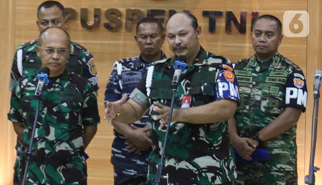 Afri merupakan Koordinator Administrasi (Koorsmin) Kabasarnas. Ia juga merupakan prajurit TNI Angkatan Udara (AU) berpangkat Letkol Adm. (Liputan6.com/Herman Zakharia)