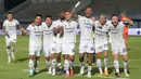 <p>Para pemain Persib Bandung merayakan kemenangan 5-1 atas Dewa United pada laga pekan ke-20 BRI Liga 1 2023/2024 di Stadion Indomilk Arena, Tangerang, Minggu (26/11/2023). (Bola.com/M Iqbal Ichsan)</p>