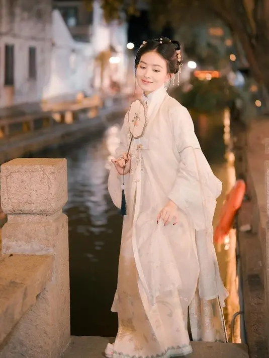 Natasha Wilona baru saja liburan ke China, ia pun mengunjungi beberapa destinasi di negara tirai bambu tersebut. Hingga mencoba mengenakan baju tradisional China. [@natashawilona12]