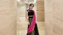 <p>Ayu Ting Ting tampil cantik dalam balutan baju India berwarna hitam dengan perpaduan emas dan merah muda.Postingannya tersebut seketika menjadi sorotan warganet, terlebih bagi para penggemarnya yang banyak melontarkan pujian. (Instagram/ ayutingting92)</p>
