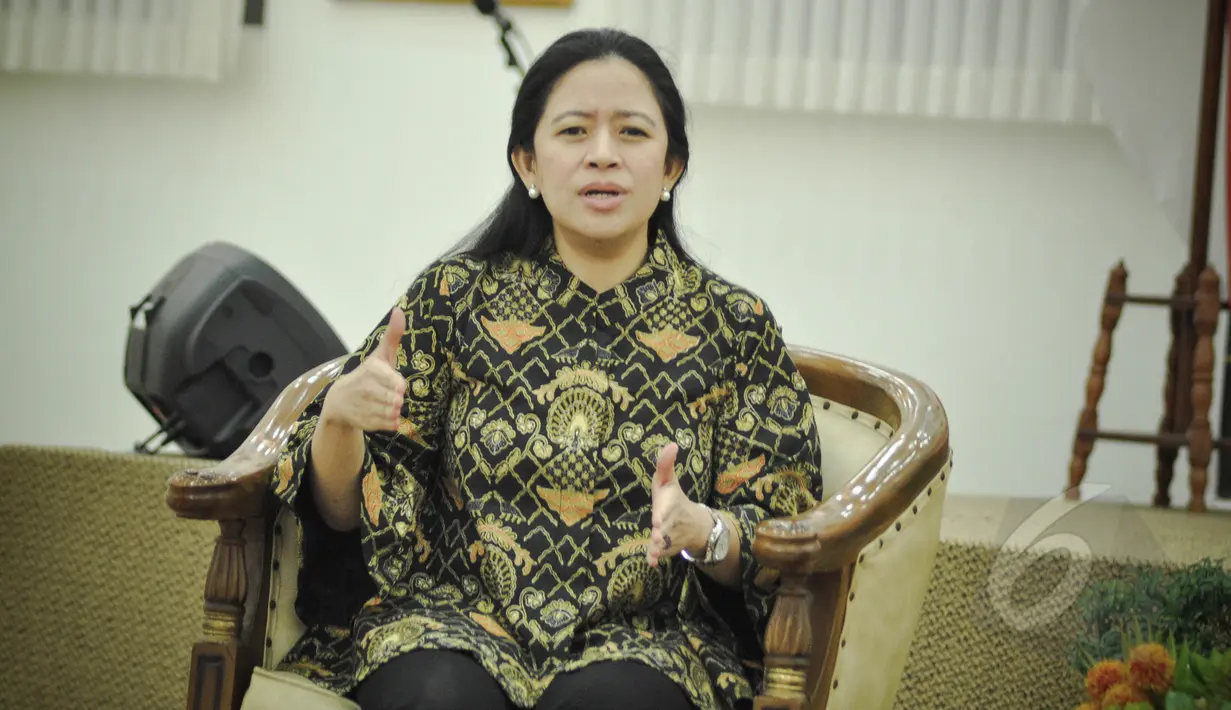 Menko Bidang Pembangunan Manusia Dan Kebudayaan (PMK) Puan Maharani saat sebelum menyerahkan SPT pajak penghasilan di Kantor Kementerian PMK, Jakarta, Kamis (26/3/2015). (Liputan6.com/Faizal Fanani)