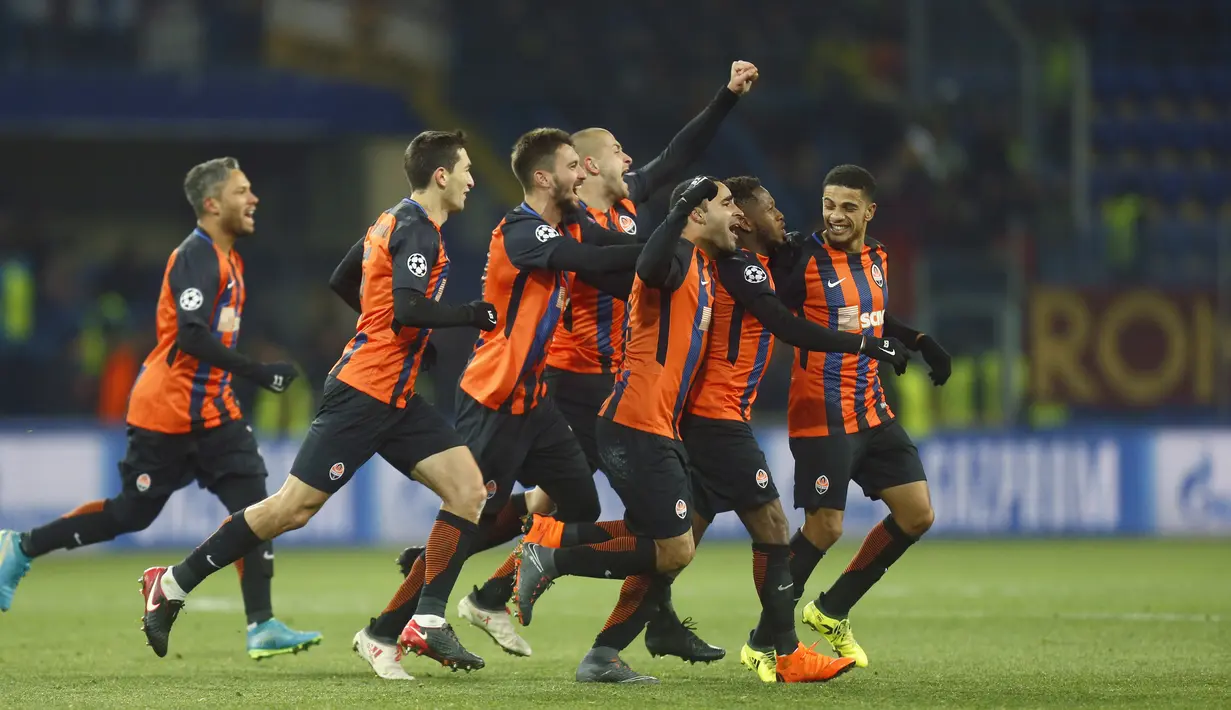 Selebrasi pemain Shakhtar usai Fred mebobol gawang AS Roma pada laga 16 besar Liga Champions di Metalist Stadium, Kharkiv, Ukraina, (21/2/2018). Shaktar menang 2-1.  (AP/Efrem Lukatsky)