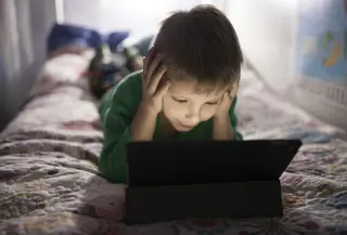 Terlalu banyak screen time dapat mengurangi kesempatan anak untuk berimajinasi. (Foto/Dok: freepik.com)