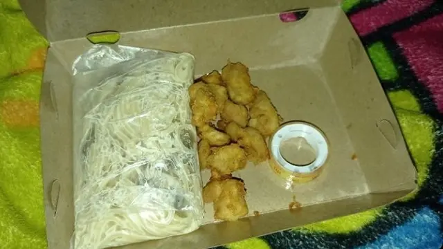 6 Potret Beli Makanan Dapat 'Hadiah' Barang Ini Bikin Kaget Sekaligus Heran