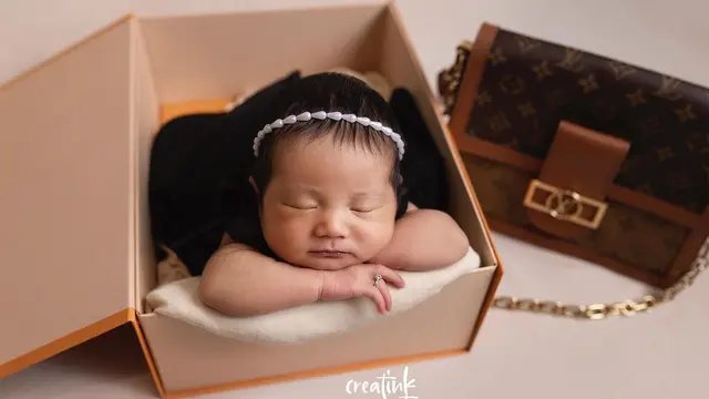 Potret anak kedua Kesha Ratuliu, Aisha Kaluna Letecia yang baru lahir 21 Mei 2023 lalu (Foto: creatinkmoments via Instagram kesharatuliu05)